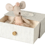 Dancing Mouse in Daybed : Little Sister